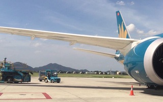 Chạy xe "cắt mặt" máy bay Vietnam Airlines vừa hạ cánh đang vào vị trí đỗ