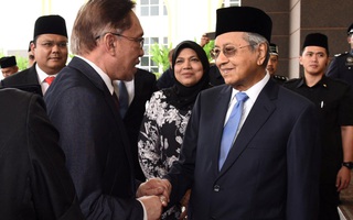 Malaysia: Ông Mahathir Mohamad làm thủ tướng tạm quyền