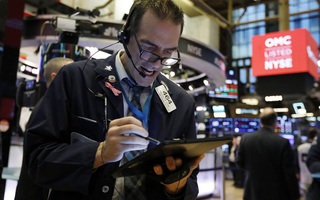 Covid-19 “nẫng” Dow Jones hơn 1.000 điểm, sản lượng kinh tế sụt giảm 1.000 tỉ USD