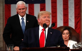 Mở đầu thông điệp liên bang Mỹ, Tổng thống Trump không bắt tay bà Pelosi