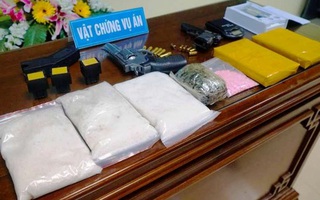 Đột kích ổ buôn bán ma túy thu 3 kg ma túy đá, 2 bánh heroin cùng 3 khẩu súng