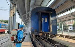Hình ảnh phun thuốc khử trùng các đoàn tàu về ga Sài Gòn