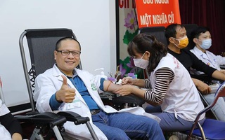 Hàng ngàn người dân và nhân viên y tế hiến máu ứng cứu "kho máu" đang cạn kiệt