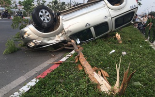 Chạy nhanh, xe bán tải bị nạn trên đại lộ Phạm Văn Đồng, 5 người cấp cứu