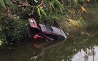 Ôtô lao xuống hồ nước, cặp vợ chồng trong xe thiệt mạng