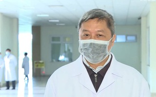 Thứ trưởng Bộ Y tế trò chuyện qua bộ đàm với Việt kiều nhiễm virus corona