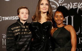 Hai cô con gái của Angelina Jolie phải phẫu thuật