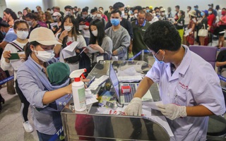 VIDEO: Cận cảnh quy trình khai báo y tế bắt buộc ở Sân bay Tân Sơn Nhất