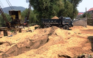 Dẹp 3 bãi tập kết cát "lậu" gây nhức nhối trên dòng sông Gianh