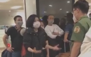 Người phụ nữ từ nước ngoài về lớn tiếng tại sân bay Nội Bài đòi tự cách ly