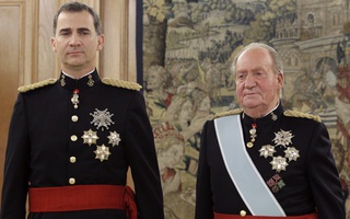 Đằng sau động thái cứng rắn của vua Tây Ban Nha với cha