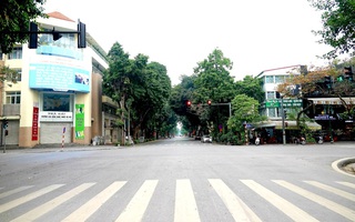 CLIP: Người dân hạn chế ra đường trong dịch Covid-19, đường phố Hà Nội vắng như Tết