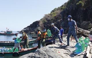 Cảnh sát biển mang nước ngọt đến đảo Hòn Chuối