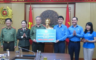 Tổng LĐLĐ Việt Nam trao 2 tỉ đồng cho các đơn vị tham gia chống đại dịch Covid-19