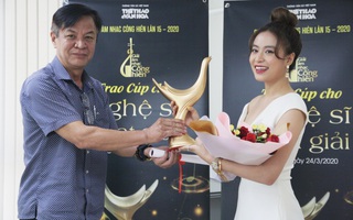 Hoàng Thùy Linh thắng "poker" tại giải Cống hiến