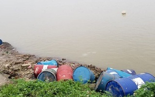 Bắt đối tượng không bán được, đổ trộm hơn 3 tấn chất thải nguy hại xuống sông Hồng