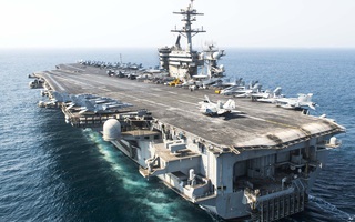 Siêu tàu sân bay Mỹ  USS Theodore Roosevelt  đã vào đến vịnh Đà Nẵng