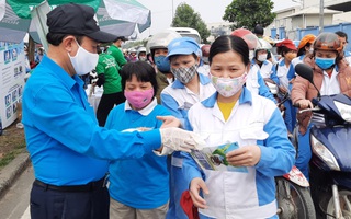 Hà Nội: Phát miễn phí 30.000 khẩu trang vải cho công nhân