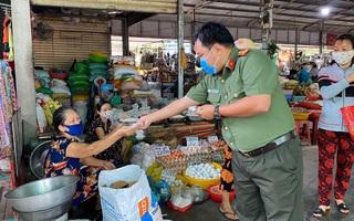 Công an Cần Thơ ra chợ phát từng chiếc khẩu trang phòng, chống Covid-19