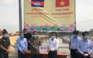 Tặng vật tư y tế cho Campuchia phòng, chống dịch Covid-19