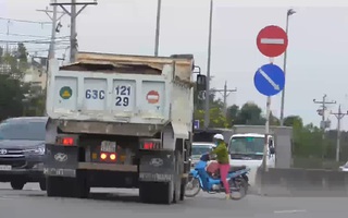 CLIP: Ô tô vô tư chạy ngược chiều ngay đường dẫn cao tốc TP HCM - Trung Lương