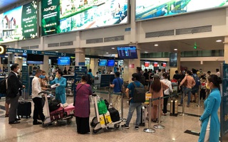 Sân bay Tân Sơn Nhất nhộn nhịp trở lại, dừng lấy mẫu xét nghiệm Covid-19