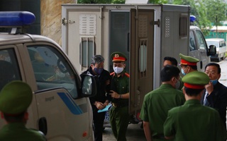 Ông Nguyễn Bắc Son đeo khẩu trang phòng Covid-19, rời xe đặc chủng vào toà phúc thẩm