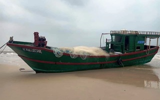Chiếc tàu "ma", nghi tàu cá Trung Quốc trôi dạt vào biển Quảng Bình