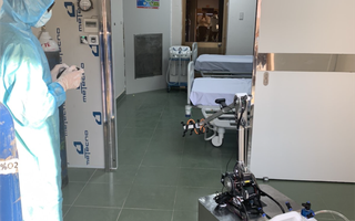 Từ ngày mai, TP HCM sử dụng robot để khử khuẩn phòng cách ly ngừa Covid-19