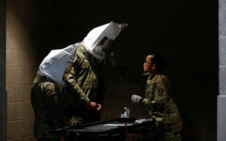 Covid-19: Quân đội Mỹ tự chế đồ che mặt, có gì dùng nấy
