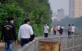 Người dân ra đường đông hơn, Chủ tịch Hà Nội lo ngại "phá vỡ chỉ đạo"