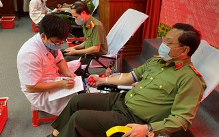 Giám đốc Công an tỉnh Thanh Hóa hiến máu cứu người