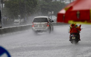 Mưa trắng trời ở TP HCM, giải toả ngột ngạt sau nhiều ngày nắng nóng