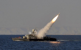 Chạy không kịp, tàu Iran bị tên lửa của phe mình bắn chìm