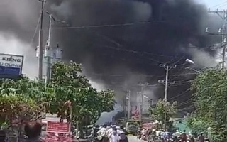 Cháy dữ dội ở huyện Cần Giuộc, tỉnh Long An, cột khói cao ngút
