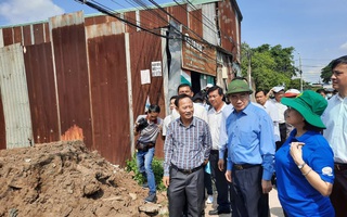 Bí thư Thành uỷ TP HCM Nguyễn Thiện Nhân đang làm việc với Bình Chánh về xây dựng nhà không phép