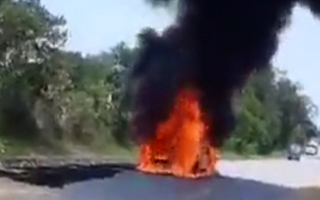 Xe Hyundai Santafe bất ngờ bốc cháy ngùn ngụt trên đường, tài xế bị bỏng nặng
