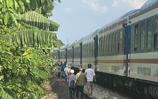 Đi bộ băng qua đường sắt, một phụ nữ bị tàu tông tử vong