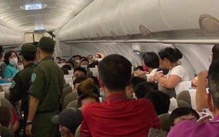 Hai hành khách bị áp tải rời máy bay từ Hà Nội đi TP HCM
