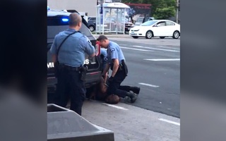 Mỹ: Bị cảnh sát da trắng lấy đầu gối chẹt cổ, người đàn ông da màu tử vong