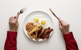 Có nên nhịn ăn sáng và ăn sớm bữa trưa?