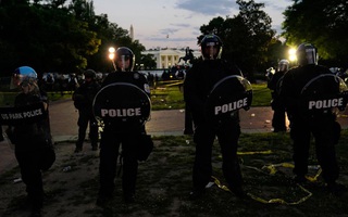 Tổng thống Trump phải xuống hầm vì người biểu tình vây kín Nhà Trắng