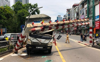 Xe tải tông gãy cột giới hạn chiều cao cầu vượt Tây Sơn
