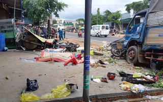 CLIP: Khoảnh khắc kinh hoàng xe tải lao vào chợ làm 5 người chết, 5 bị thương