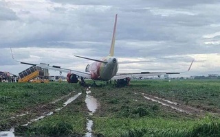 [VIDEO] Nỗ lực đưa máy bay trượt khỏi đường băng ở Tân Sơn Nhất trở lại sân đỗ