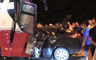 Ôtô 4 chỗ đấu đầu kinh hoàng với xe khách ở Sầm Sơn, tài xế tử vong thương tâm