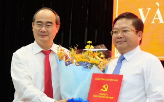 Bí thư Thành ủy TP HCM trao quyết định cho ông Lê Văn Thinh