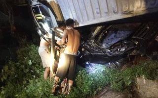 Tai nạn kinh hoàng xe container đè bẹp xe khách Limousine, 3 người tử vong