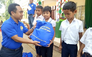 Cán bộ Công đoàn TP HCM tặng quà cho giáo viên, học sinh nghèo ở Đắk Lắk