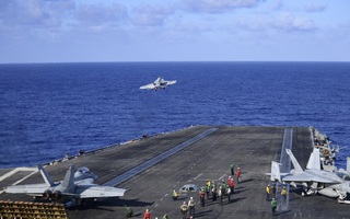 Cận cảnh 3 tàu sân bay Mỹ hoạt động ở cửa ngõ biển Đông